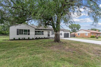 Building Photo - 4 bedroom/ 2 bath home on a spacious half-...