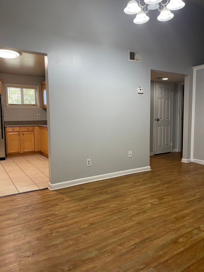 Building Photo - 1BR/1 BA/1 Bonus Room with balcony in Stad...