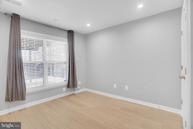 Building Photo - 42598 Chisholm Dr