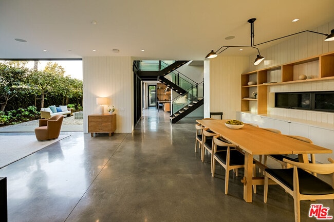 Building Photo - 901 Flower Ave