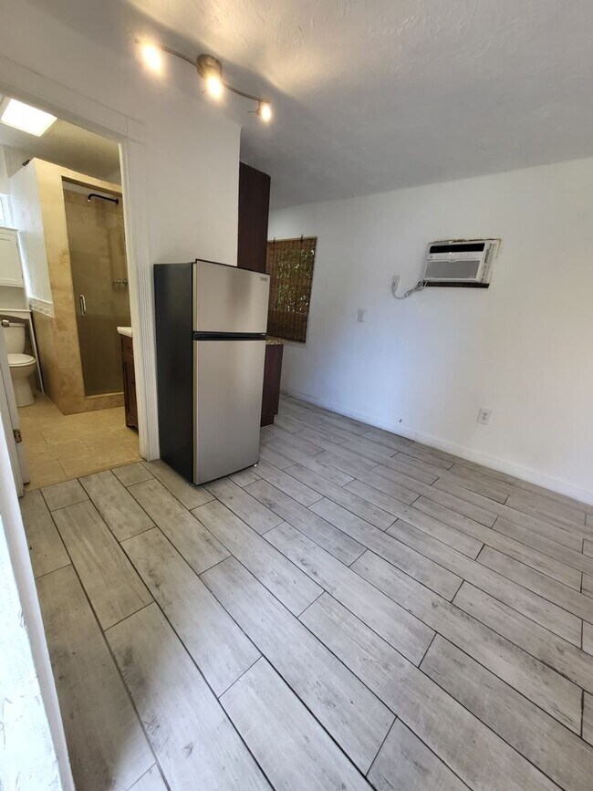 Building Photo - 1998 NE 135th St