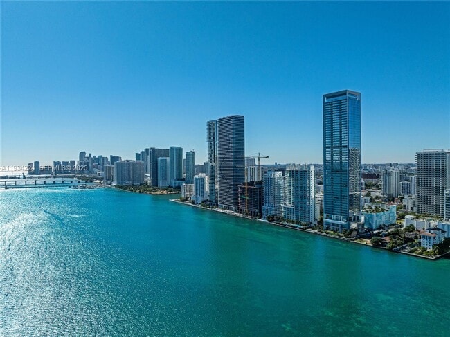 Building Photo - 700 NE 26th Terrace