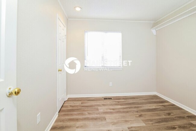 Building Photo - 4 Bedroom Pet-Friendly Home in GRANDVIEW, MO with Main Street Renewal