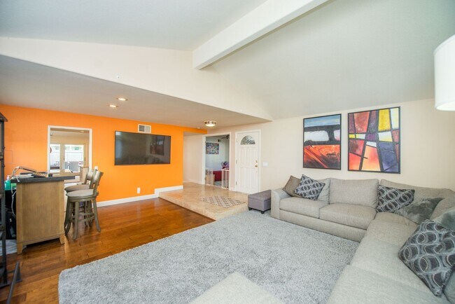 Building Photo - Fountain Valley