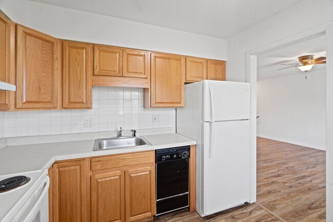 Building Photo - Charming & Newly Updated 2BR Duplex with F...