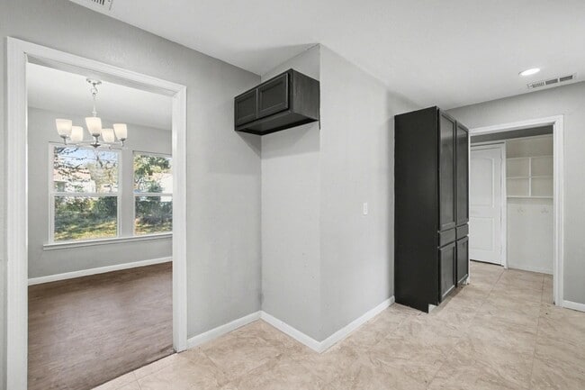Building Photo - 2319 Glengariff Dr