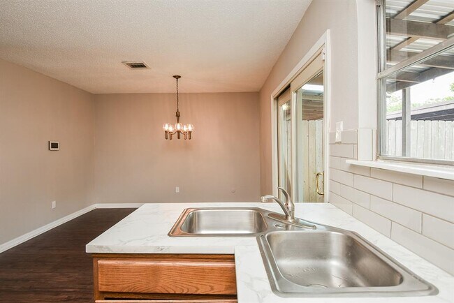 Building Photo - 5809 Village Forest Ct