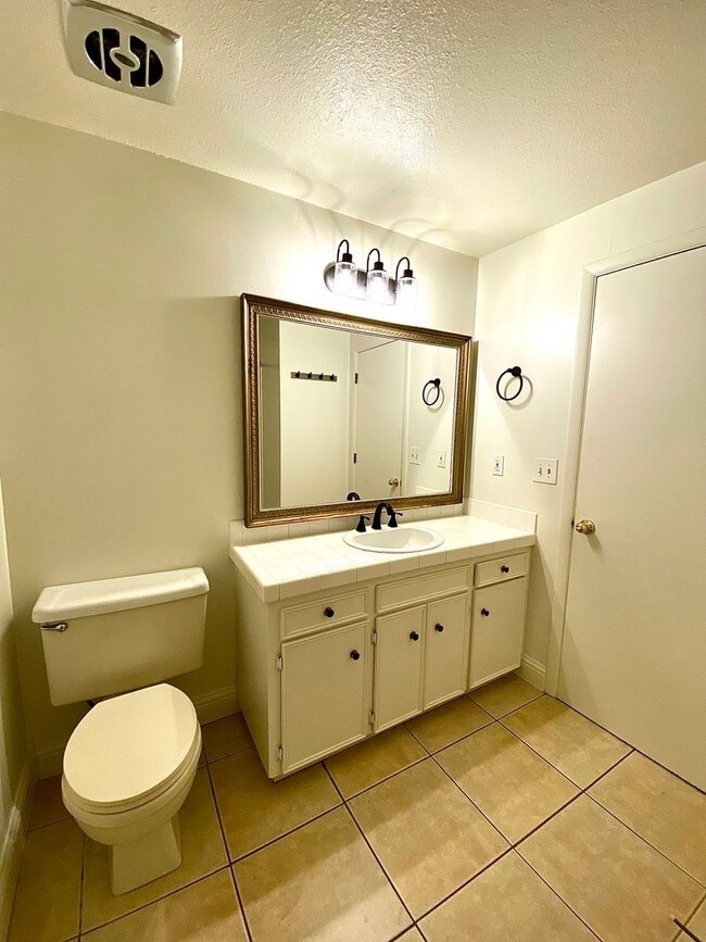 Building Photo - Lovely Highlands Home w/a View Available 7...
