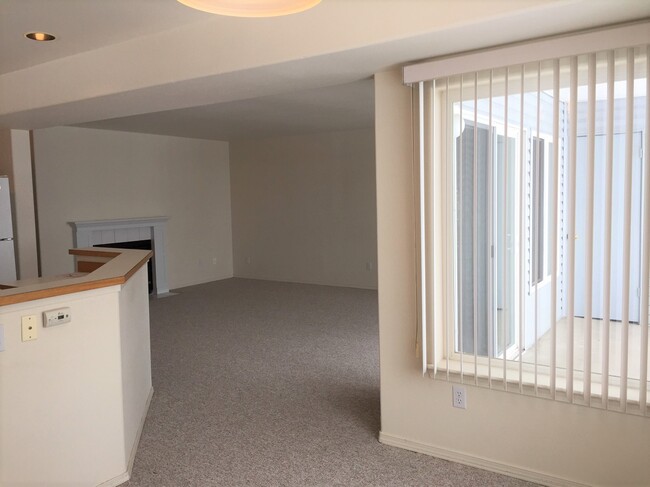 Building Photo - 2305 W Woodin Ave