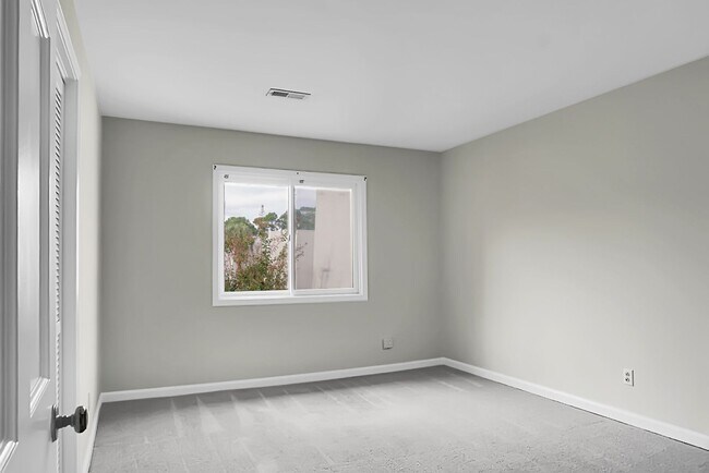 Building Photo - Spacious, Newly Renovated Villa Overlookin...