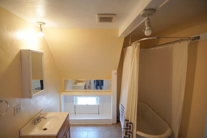 Building Photo - 3248 S Delaware Ave