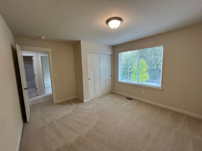 Building Photo - 4 bed/2.5 bath and 3 car garage and a down...
