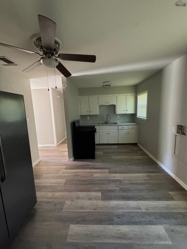 Building Photo - 1422 Tanbark Rd