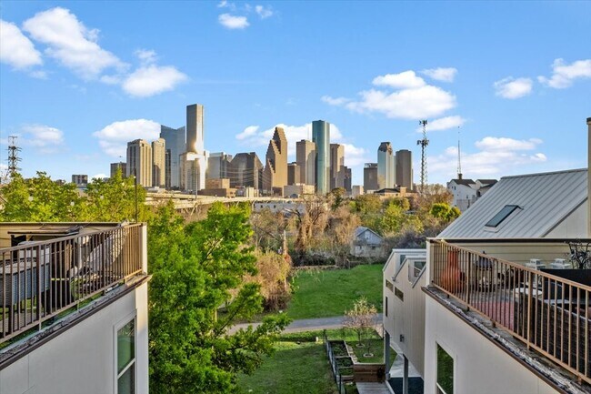 Building Photo - 1005 Bingham St