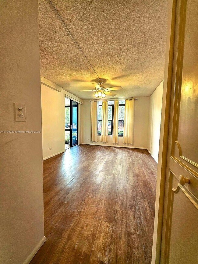 Building Photo - 3730 Inverrary Dr