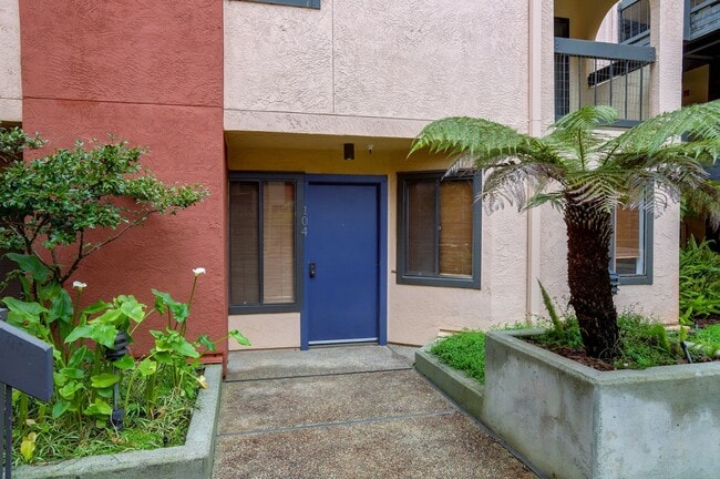 Building Photo - 2 Bed / 2.5 Bath pet friendly condo near downtown San Carlos with two parking spaces. YouTube tour!