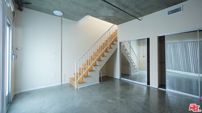 Building Photo - 922 W 23rd St