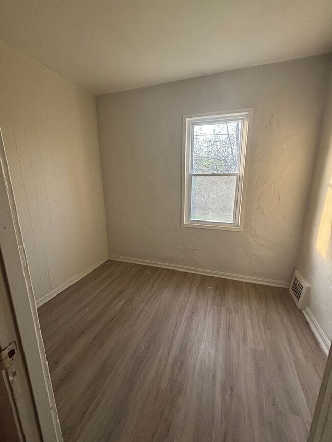 Building Photo - COZY 4 BEDROOM CAPE COD