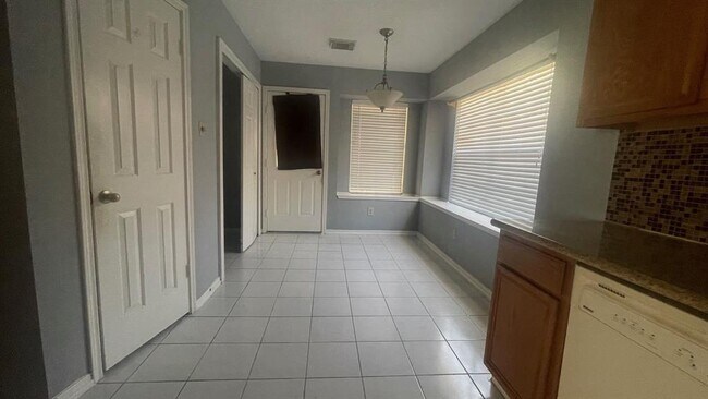 Building Photo - 9238 Golden Sunshine Dr
