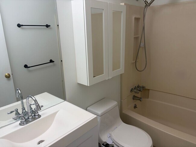 Building Photo - Well Maintained 2nd Floor Condo Now Available in Northridge Estates