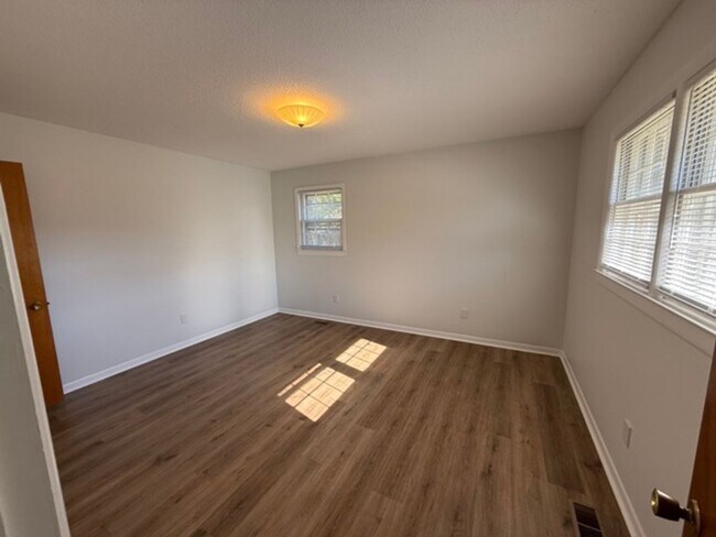 Building Photo - Christmas Move-In Special!! $500 off first month's rent