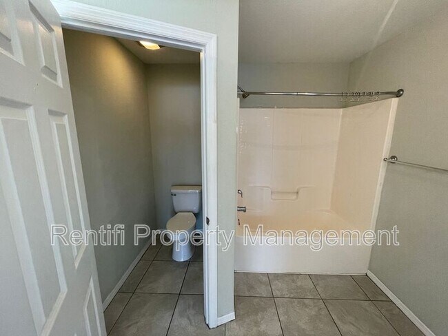 Building Photo - 1821 SW 22nd Ln
