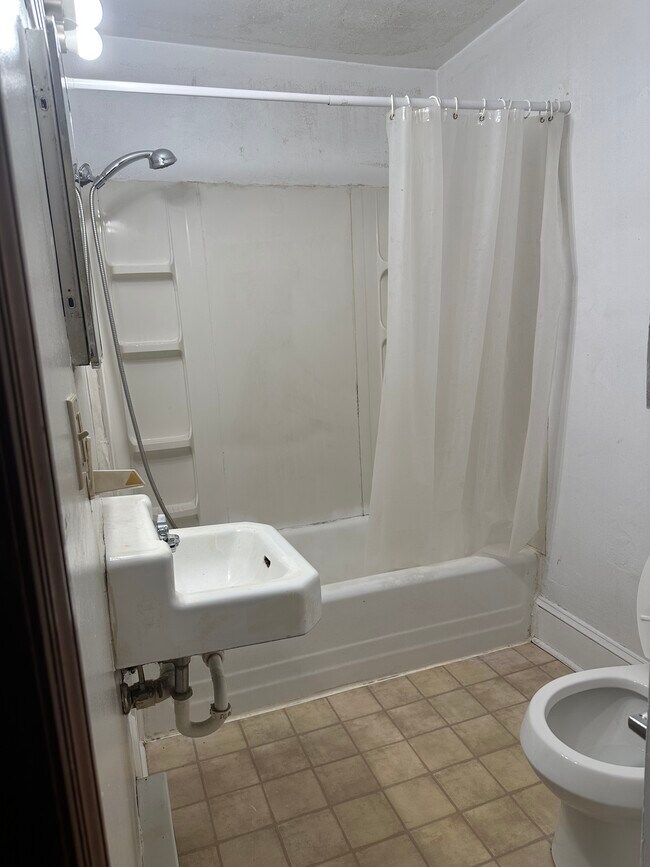 Building Photo - 1311 Giles Rd