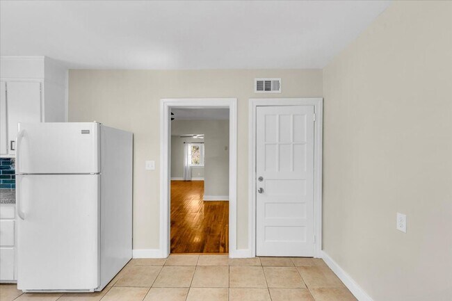 Building Photo - 2 bedroom off of Historic Victory Drive and minutes from Daffin Park