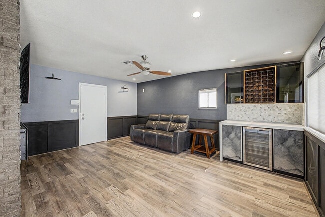 Building Photo - 4048 E Dahlia Dr