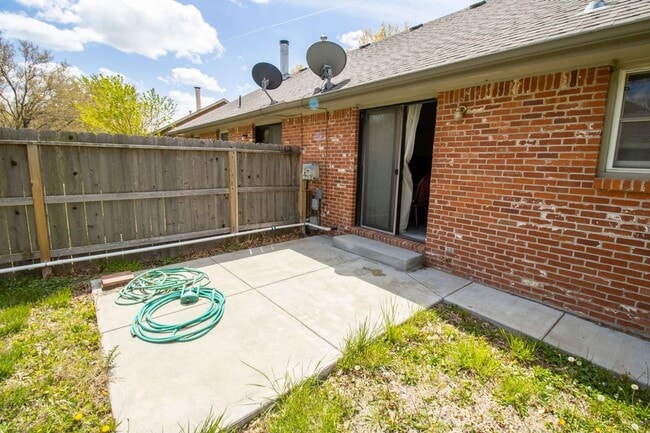 Building Photo - 1832 S Laurel St