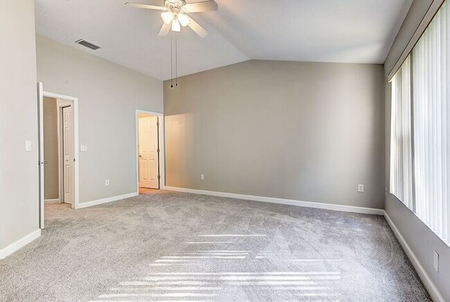 Building Photo - Spacious New Tampa 2 Bedroom, 2.5 Bath Tow...