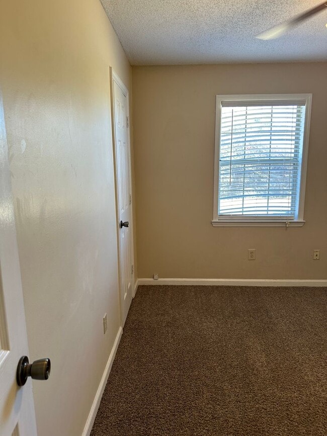 Building Photo - 3 Bedroom 2 Bath Pet Friendly Home.