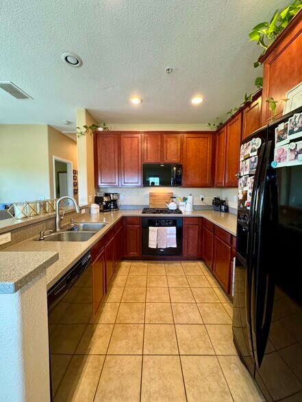 Building Photo - 3301 N Park Dr