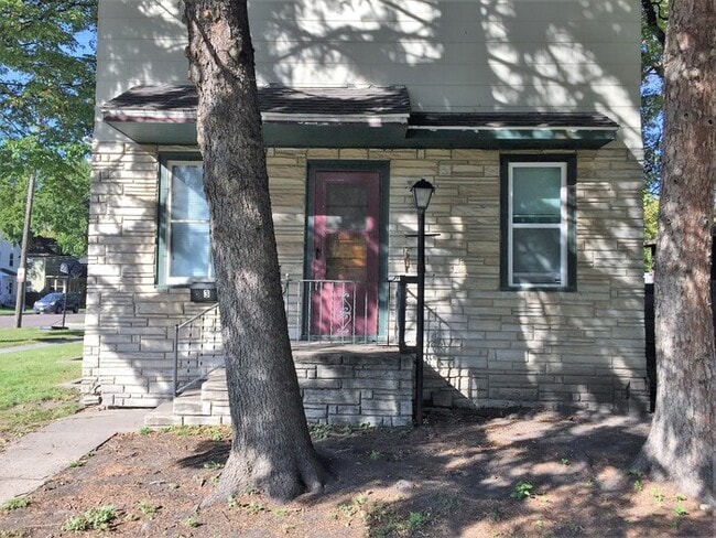 Building Photo - Private Entrance & Wood Floors!