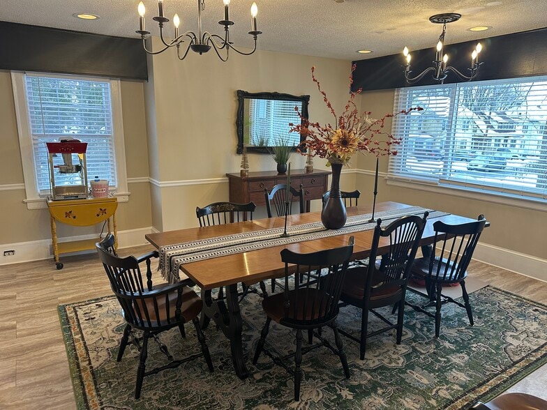 large dining room,popcorn machine - 201 Salt Springs Rd