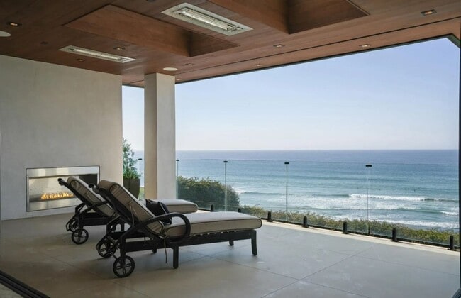 Building Photo - Luxury Coastal Escape w/ Resort-Style Amen...