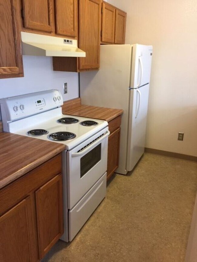 Building Photo - Great Sunny upstairs 2bed with washer&dryer