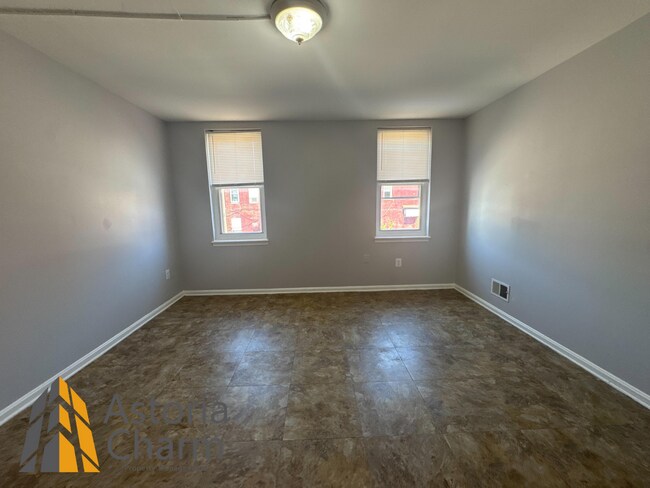 Building Photo - Updated 2 Bedroom Home with Modern Kitchen