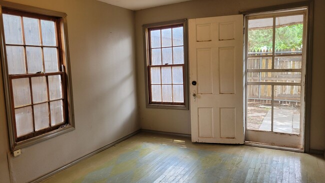 Building Photo - PRE-LEASING FOR September! Quiet Quaint Pr...