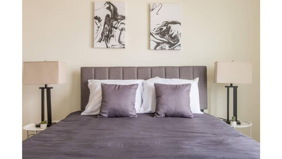 Building Photo - 633 E Main St