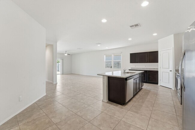 Building Photo - Stylish 3BR Home with Granite Counters + Community Parks & Splash Pads