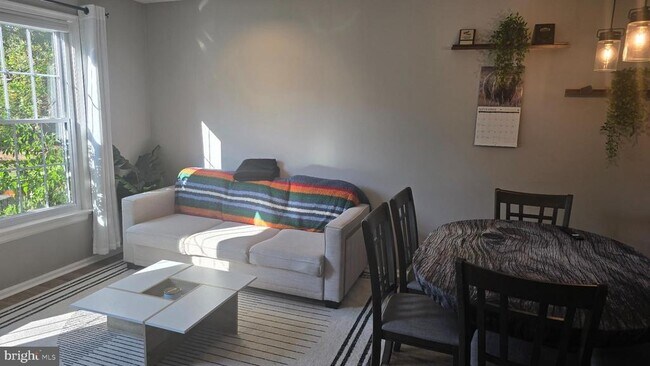 Building Photo - 6628 Ducketts Ln