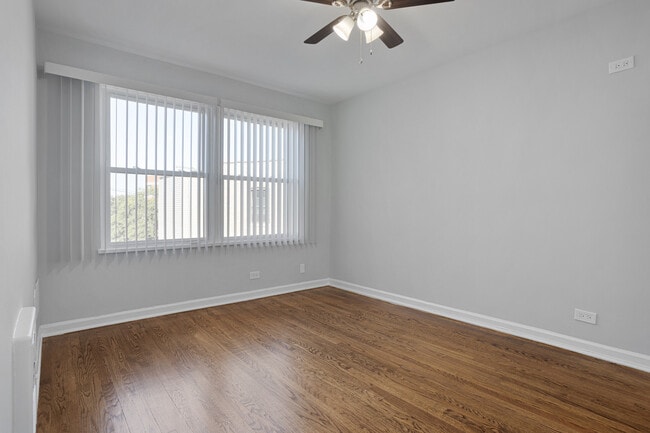 Building Photo - 7638 N Eastlake Terrace
