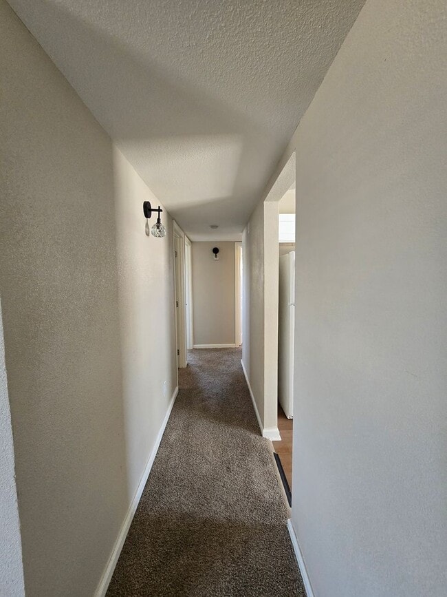 Building Photo - Single story 3 Bedroom house ready for mov...