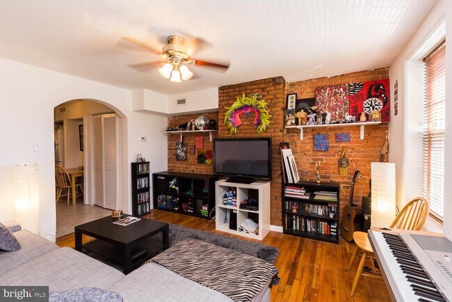 Building Photo - 535 E Girard Ave