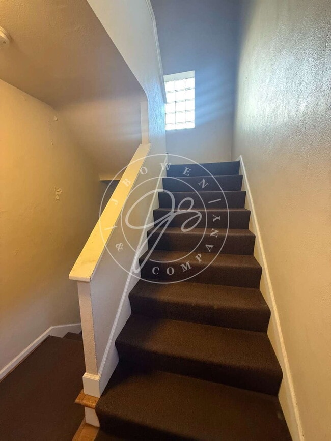 Building Photo - 2 bed duplex ready for you to call home! W...