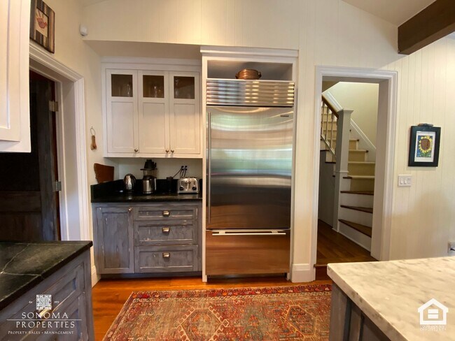 Building Photo - Stunning Furnished Eastside Home