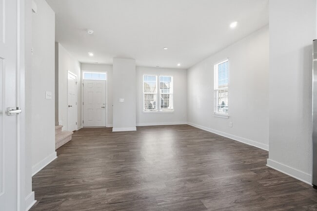 Building Photo - 266 Foxglove Dr