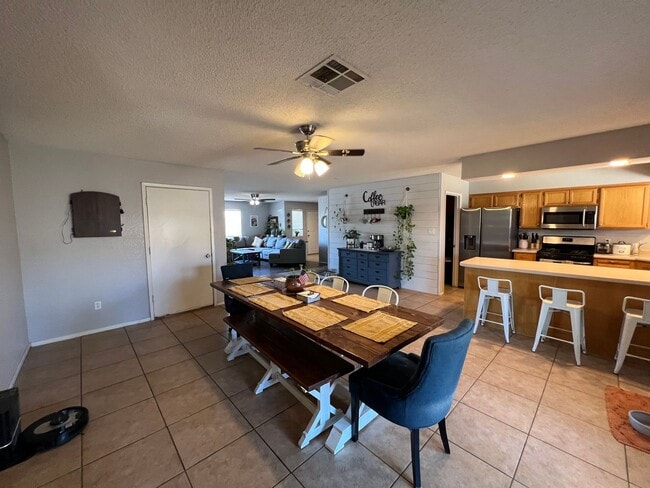 Building Photo - 4 BEDROOM HOME CLOSE TO SCHOOLS!