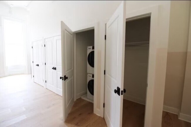 Building Photo - 30 W Broad St